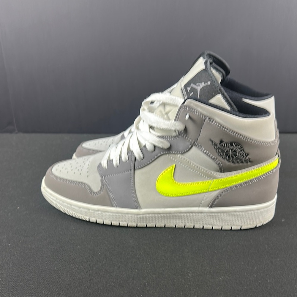 Air Jordan 1 Mid GREYSMOKE/VOLT-NEUTRAL GREY